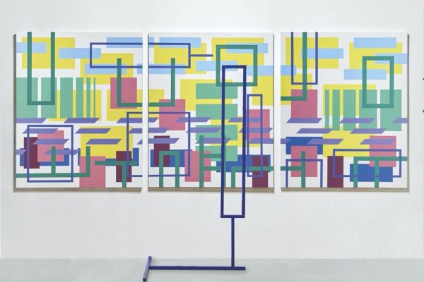 Iler Melioli, Senza titolo, 2018, installazione acrilici su tela e scultura in acciaio policromo, cm 370x230x60